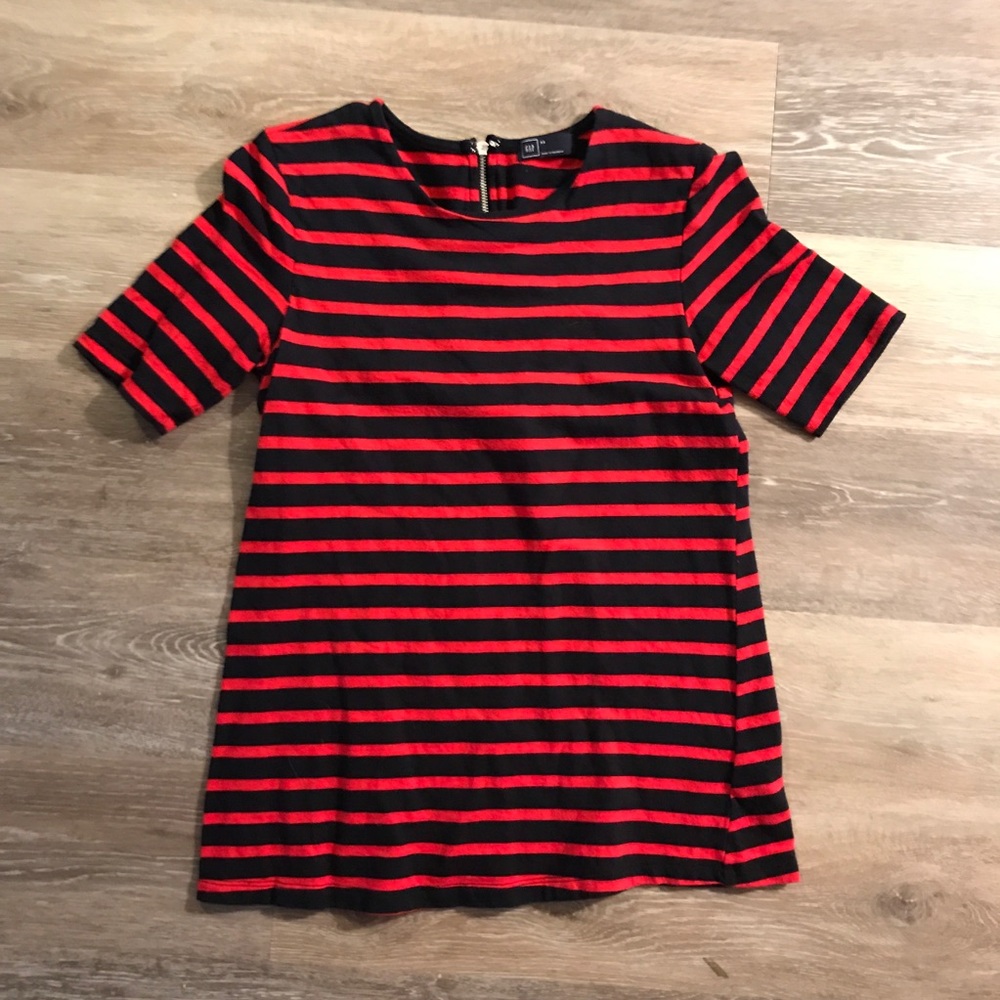 GAP top with zipper back closure